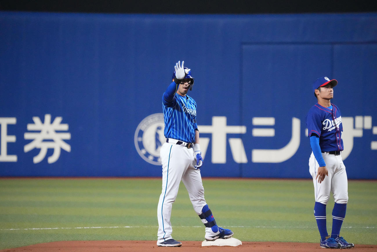 中日対DeNA 4回表DeNA2死一塁、右適時二塁打を放ったソト（撮影・森本幸一）