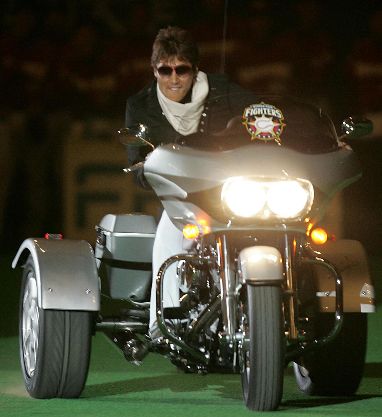 試合前にバイクに乗って登場する新庄剛志（SHINJO）