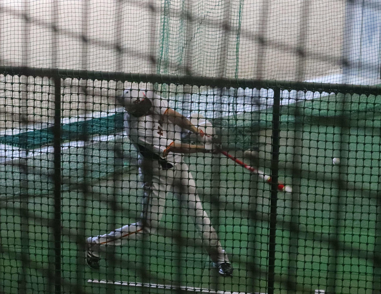 ジャイアンツ球場の室内練習場でフリー打撃を再開した巨人坂本（撮影・小早川宗一郎）