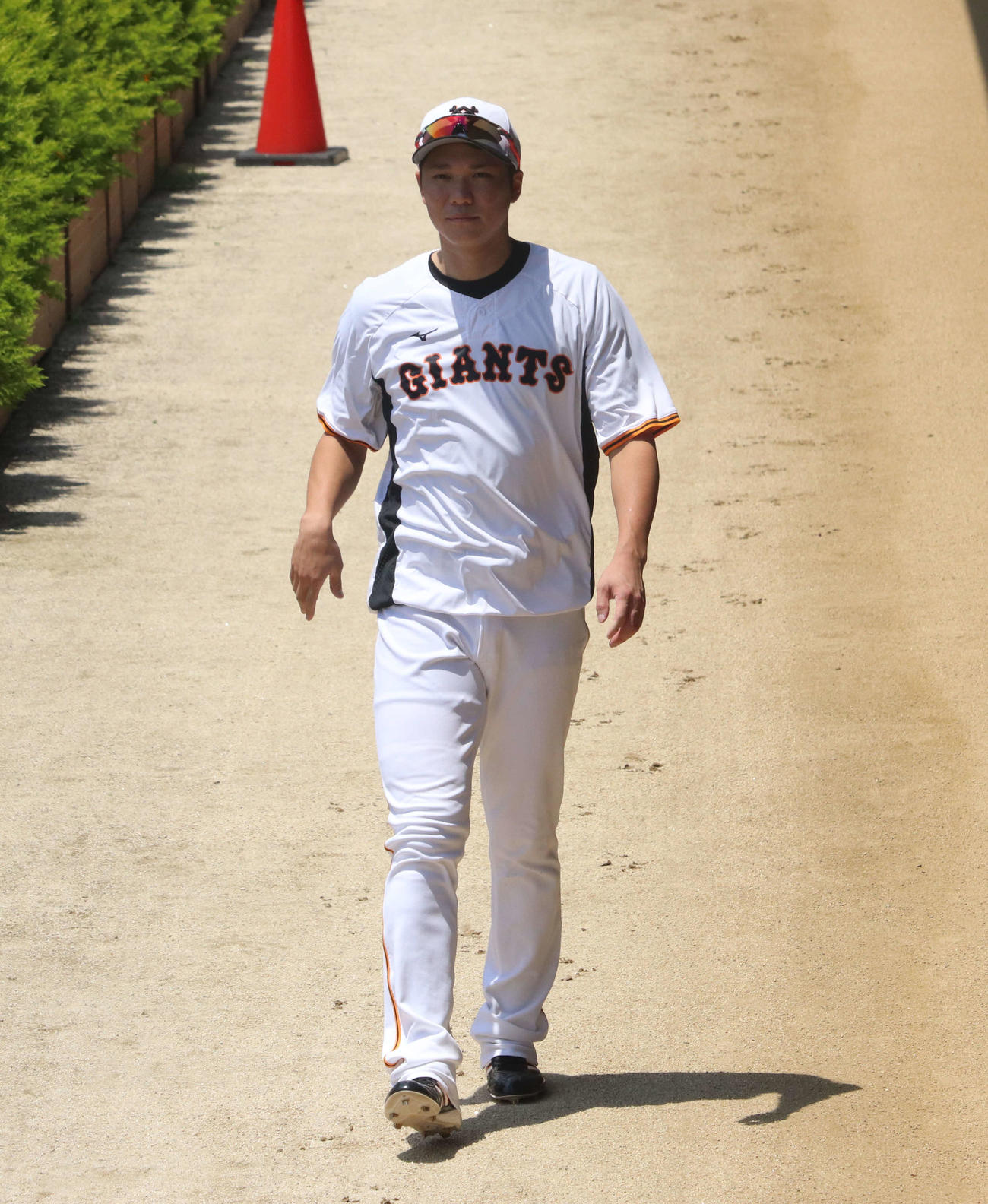 ジャイアンツ球場の走路でウオーキングする巨人坂本（撮影・小早川宗一郎）