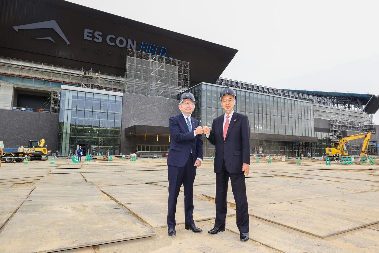 日本ハムの川村球団社長兼オーナー代行（左）と北海道コカ・コーラボトリングの佐々木社長（球団提供）
