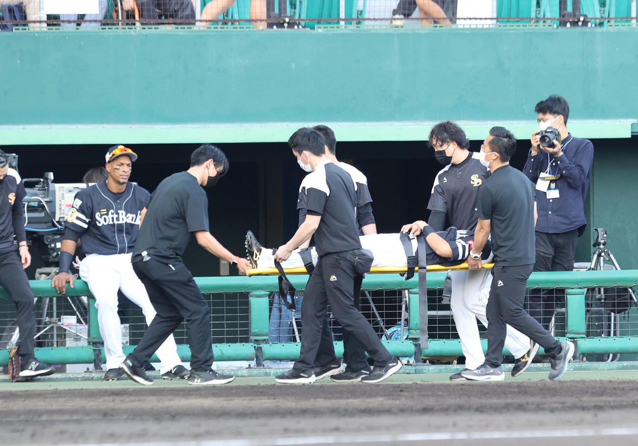 西武対ソフトバンク　試合前、担架で運ばれる上林誠知（2022年5月18日撮影）
