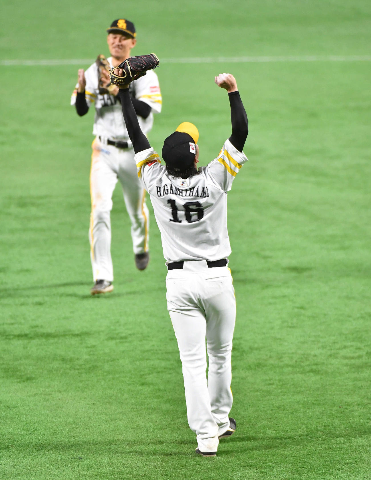 11日、ソフトバンク対西武　ノーヒットノーランを達成し、ガッツポーズする東浜（撮影・岩下翔太）