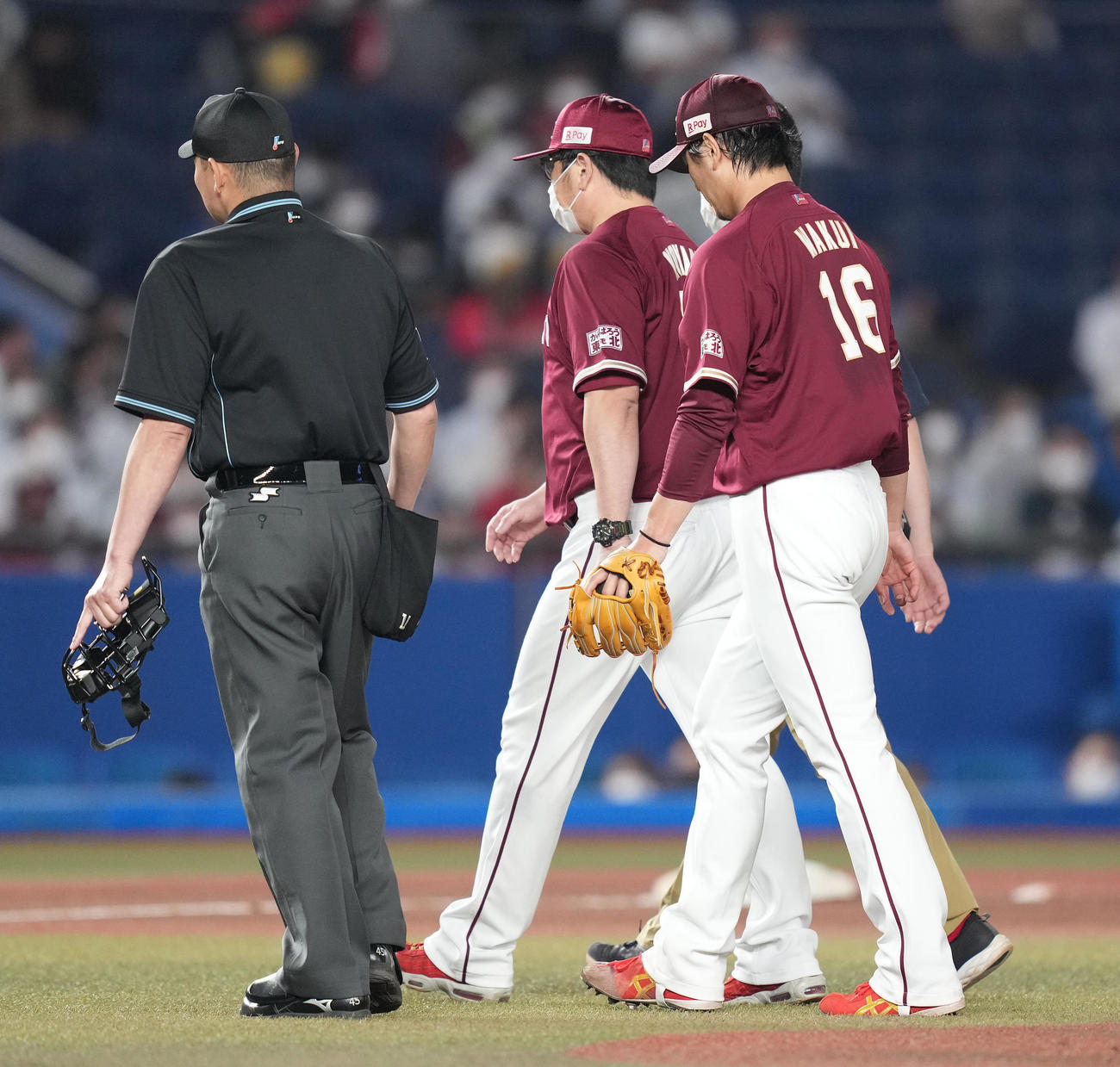 ロッテ対楽天　4回裏ロッテ無死、中村奨の投ゴロを処理した際に負傷した涌井（右）は降板となる（2022年5月18日撮影）