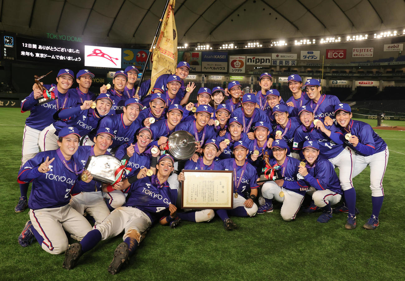 2021年12月9日、都市対抗野球で初優勝し喜ぶ東京ガスの選手たち