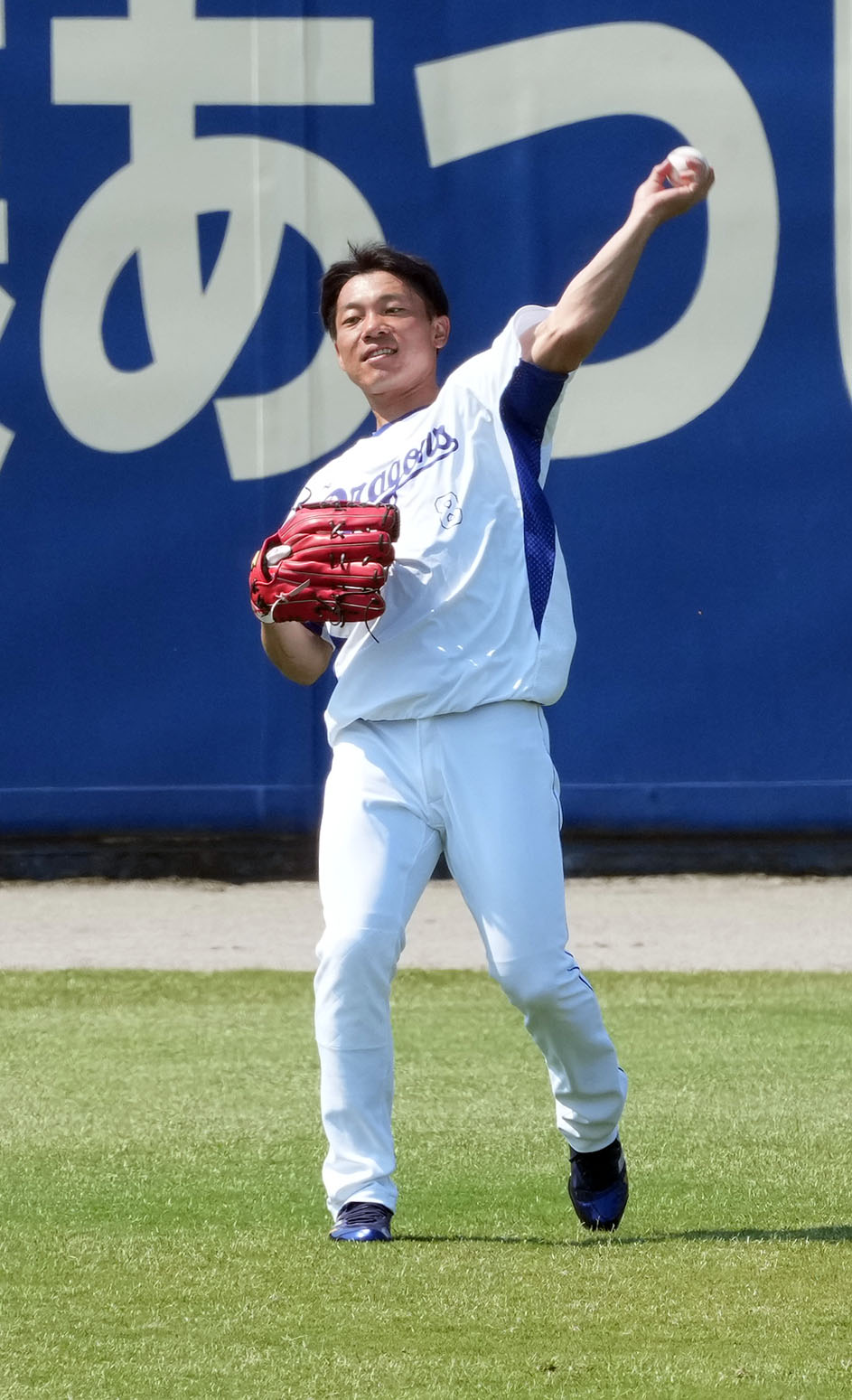 ウエスタンリーグ中日対阪神　試合前練習でノックを受け送球する大島（撮影・森本幸一）