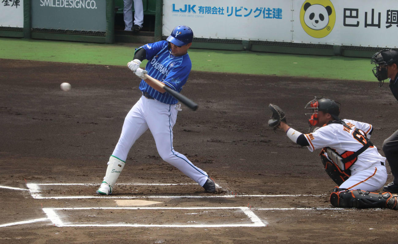 イースタン・リーグ巨人対DeNA 1回表2死DeNA、中飛に倒れる佐野（撮影・小早川宗一郎）