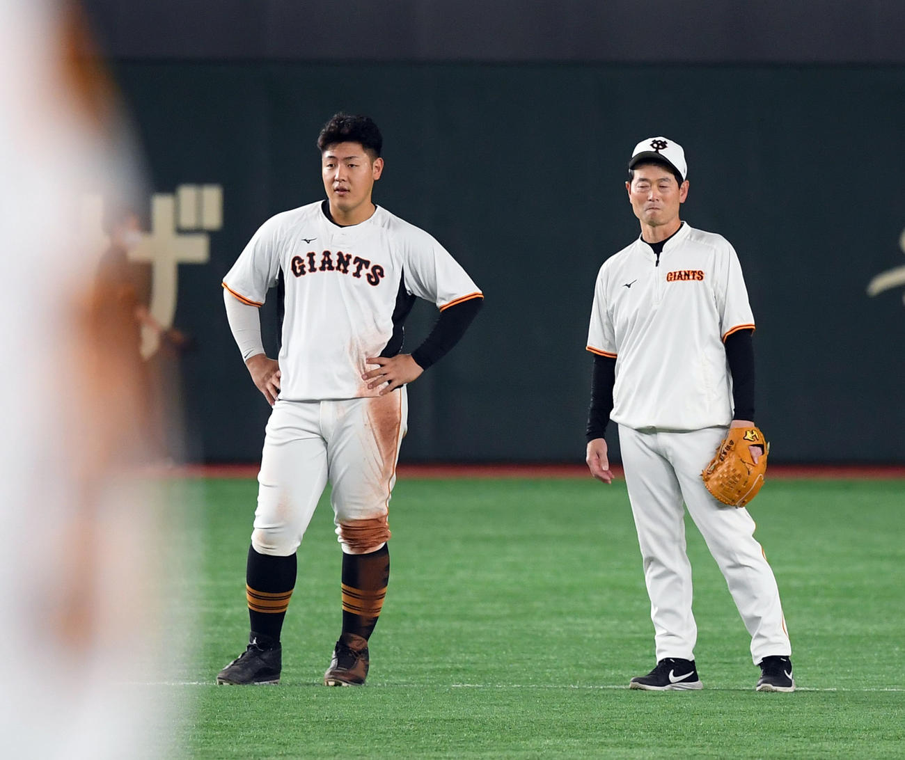 巨人対広島　談笑する桑田投手チーフコーチ（右）と巨人岡本和（撮影・たえ見朱実）