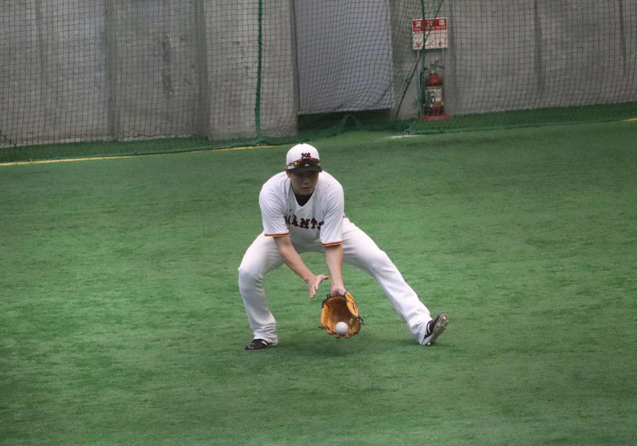 ジャイアンツ球場の室内練習場でノックを受ける巨人坂本（撮影・小早川宗一郎）