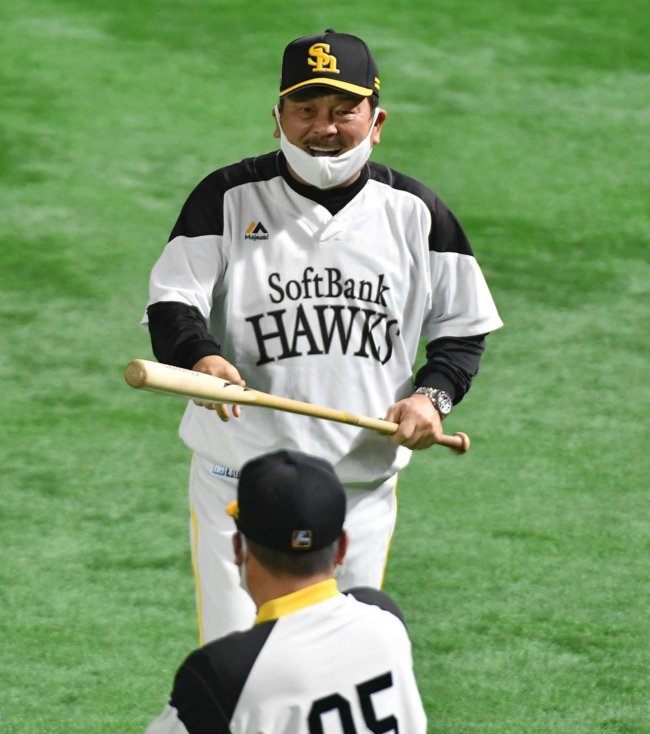 吉鶴コーチ（手前）と談笑する藤本監督（撮影・岩下翔太）