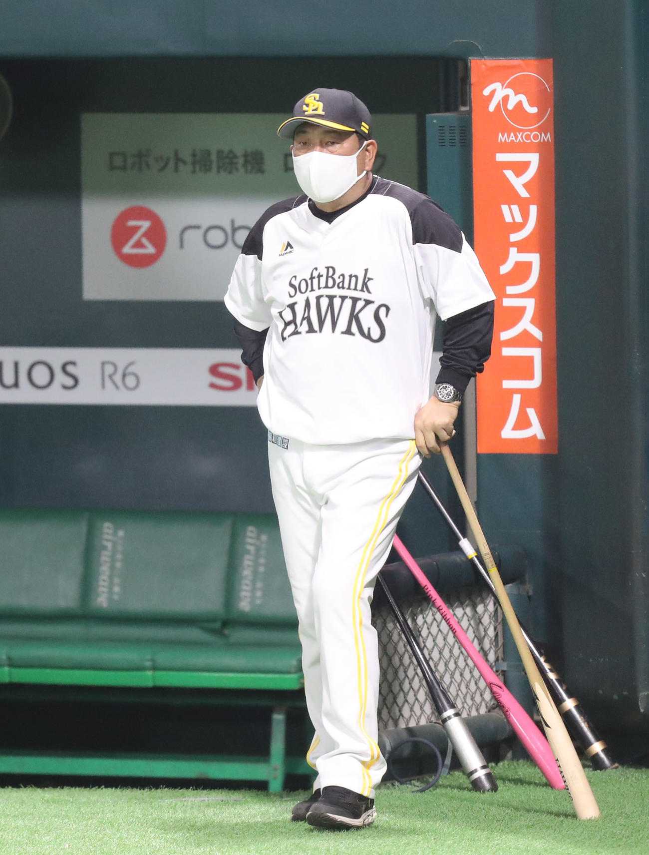 練習を見守る藤本監督（撮影・屋方直哉）