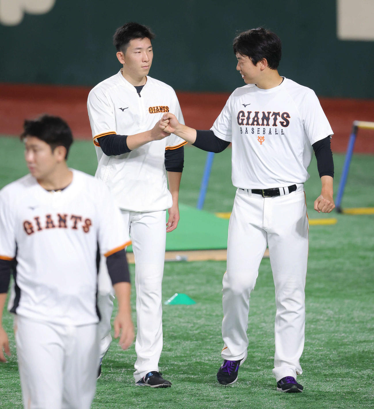 巨人対広島　試合前、グータッチを交わす戸郷（後方左）と畠（撮影・河田真司）