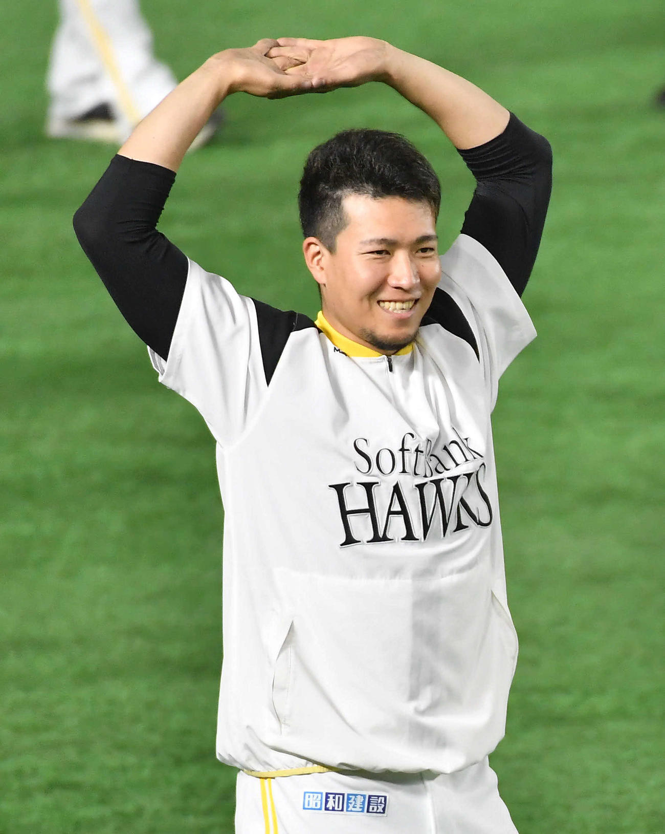 談笑しながらストレッチするソフトバンク千賀（撮影・岩下翔太）