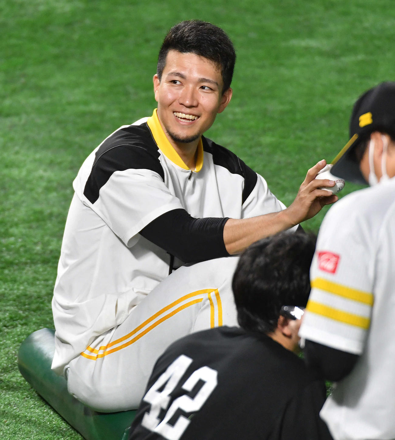 談笑する千賀（撮影・岩下翔太）