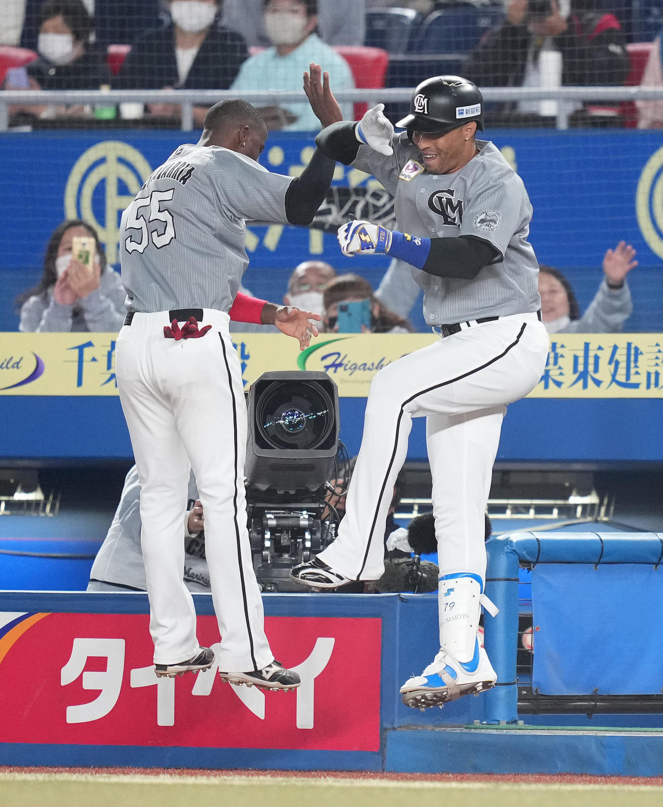 ロッテ対楽天　4回裏ロッテ1死、右越えソロ本塁打を放ったマーティン（右）はエチェバリアとジャンプしながらタッチを交わす（撮影・鈴木みどり）