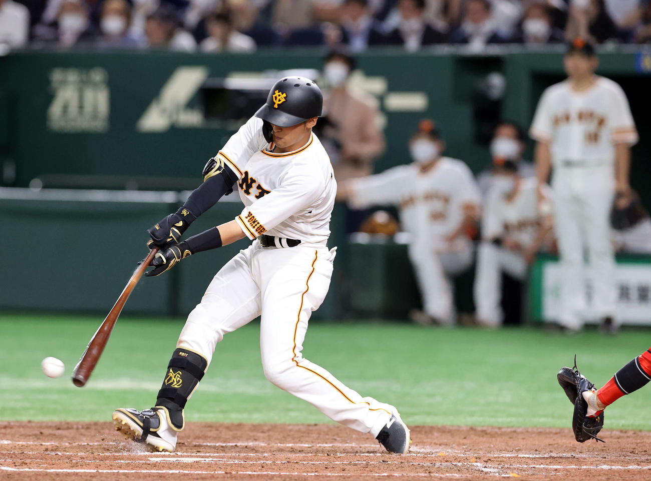 巨人対広島　3回裏巨人2死一、二塁、吉川は同点適時内野安打を放つ（撮影・浅見桂子）