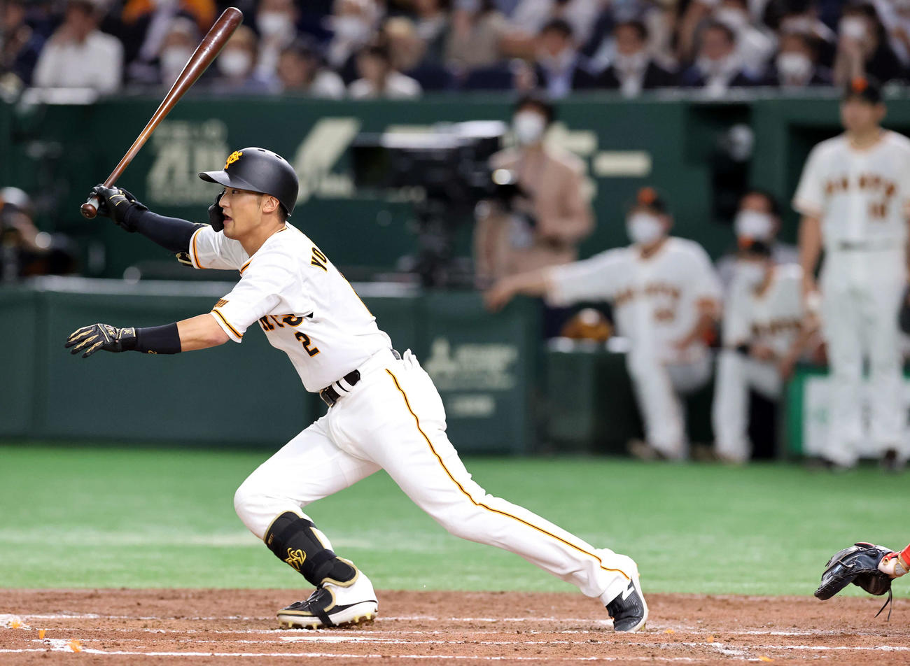 巨人対広島　3回裏巨人2死一、二塁、吉川は同点適時内野安打を放つ（撮影・浅見桂子）