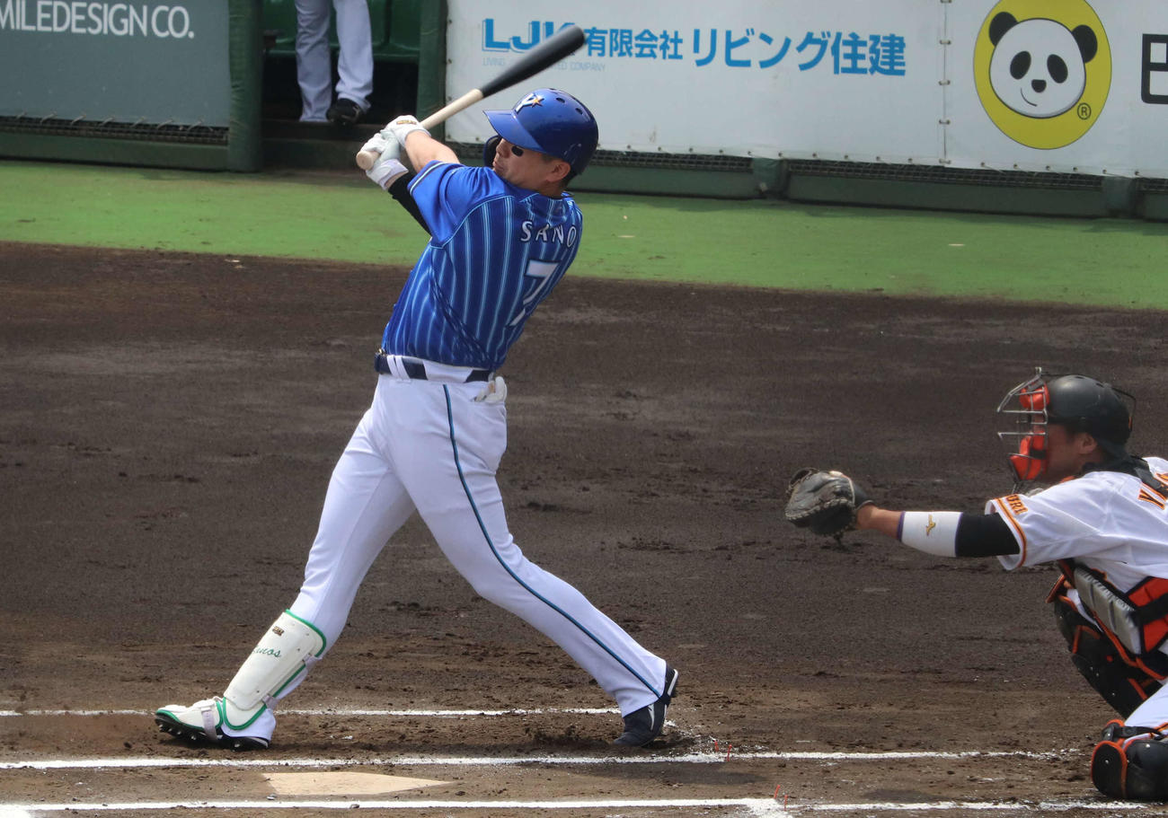 イースタン・リーグ巨人対DeNA 1回表2死DeNA、中飛に倒れる佐野（撮影・小早川宗一郎）