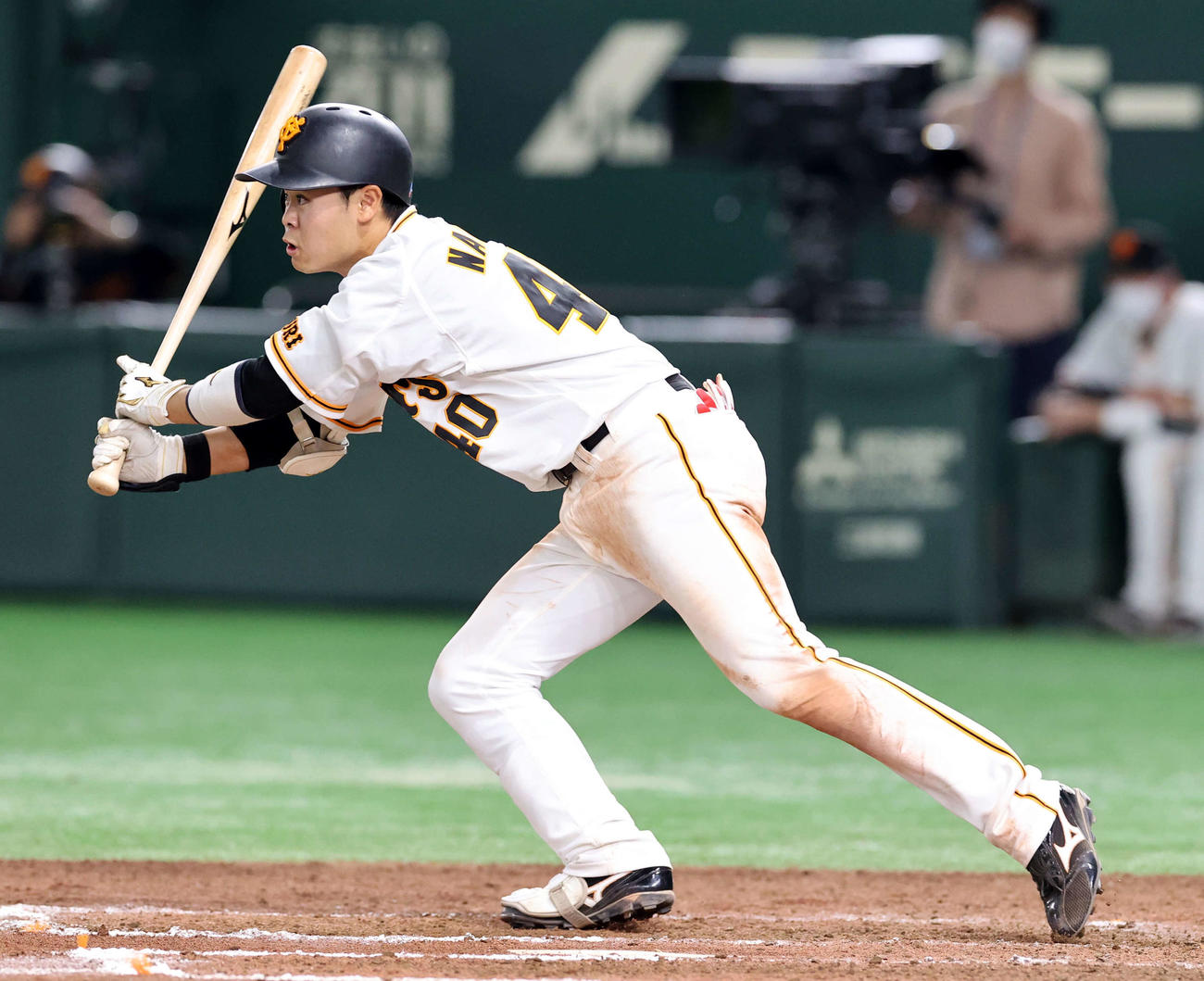 巨人対広島　7回裏巨人1死二塁、中山は中前勝ち越し適時打を放つ（撮影・浅見桂子）