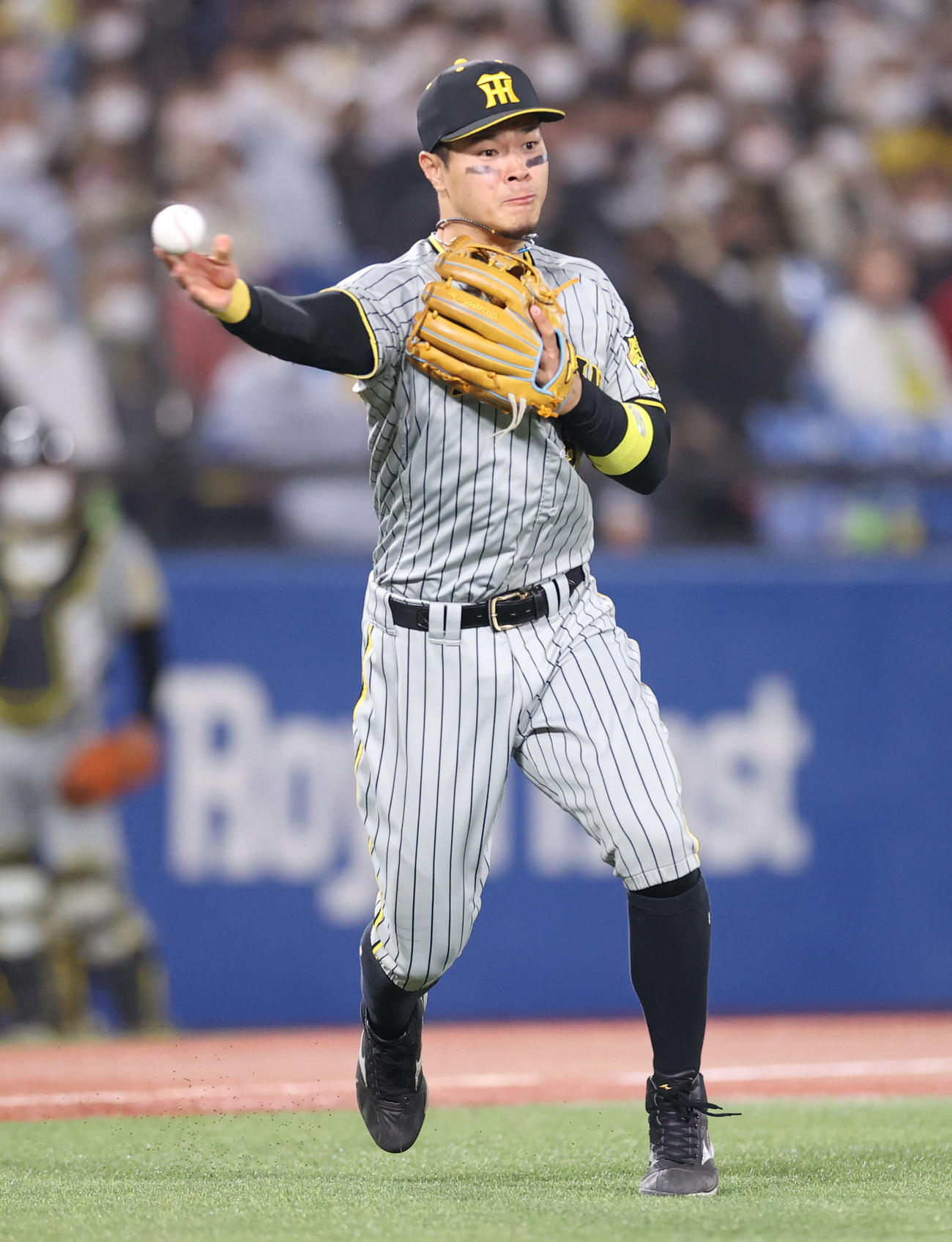 ヤクルト対阪神　7回裏ヤクルト2死一塁、山崎のバントを処理した後、一塁へ悪送球する佐藤輝（撮影・狩俣裕三）