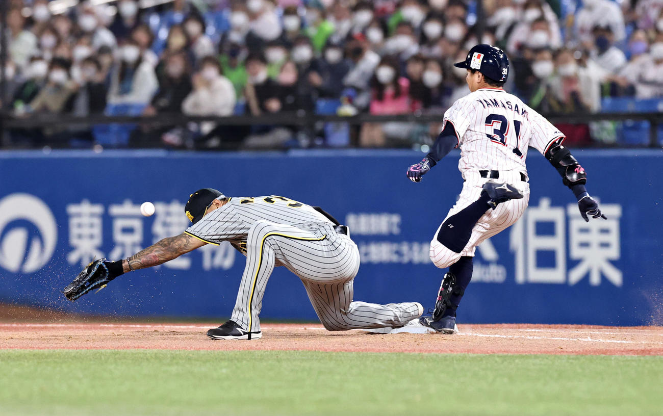 ヤクルト対阪神　7回裏ヤクルト2死一塁、マルテは佐藤輝からの送球を捕球出来ず。右は打者山崎（撮影・加藤哉）