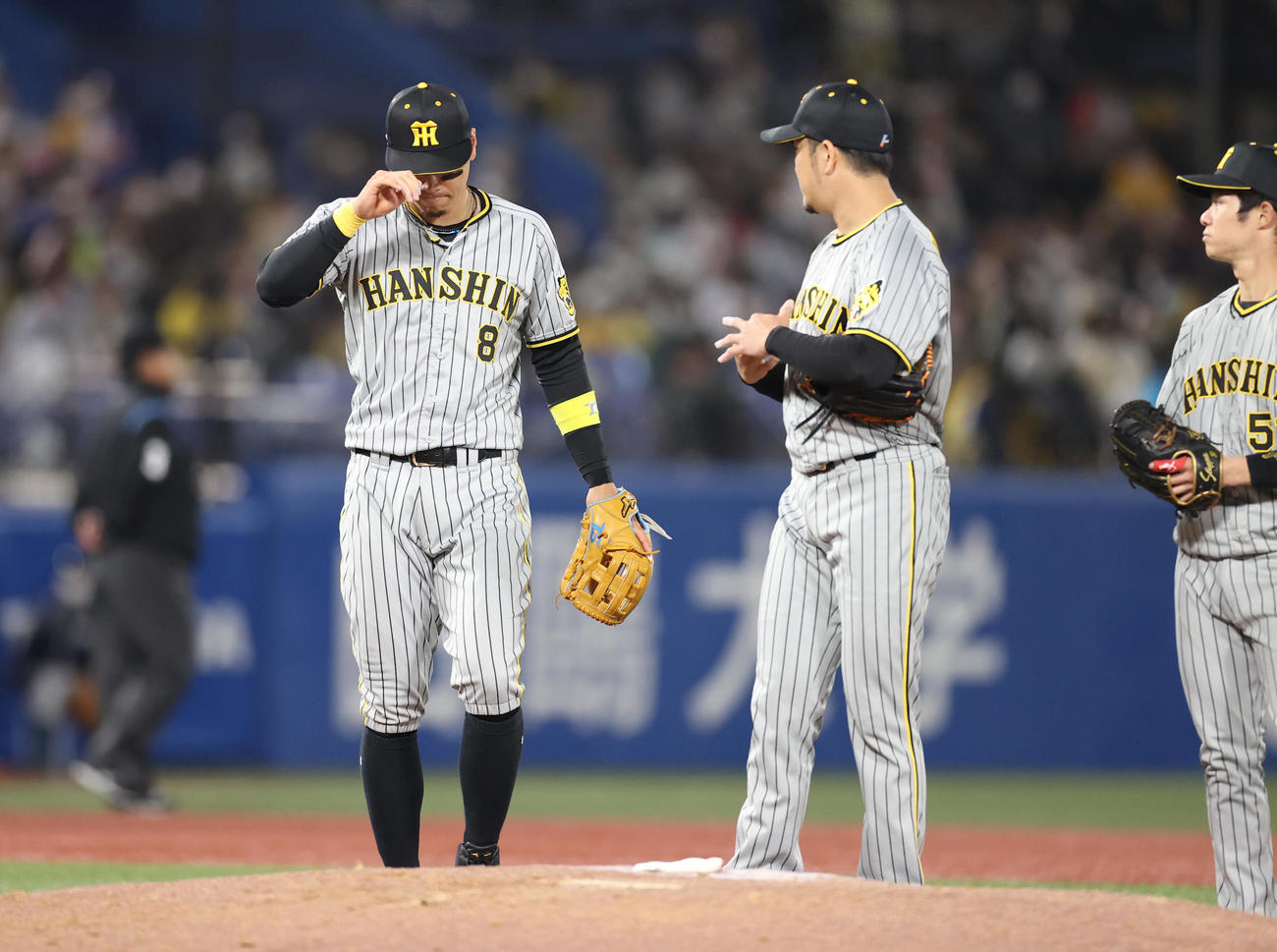 ヤクルト対阪神　7回裏ヤクルト2死一塁、自身の悪送球から失点し、岩貞（中央）に謝る佐藤輝（左）（撮影・狩俣裕三）