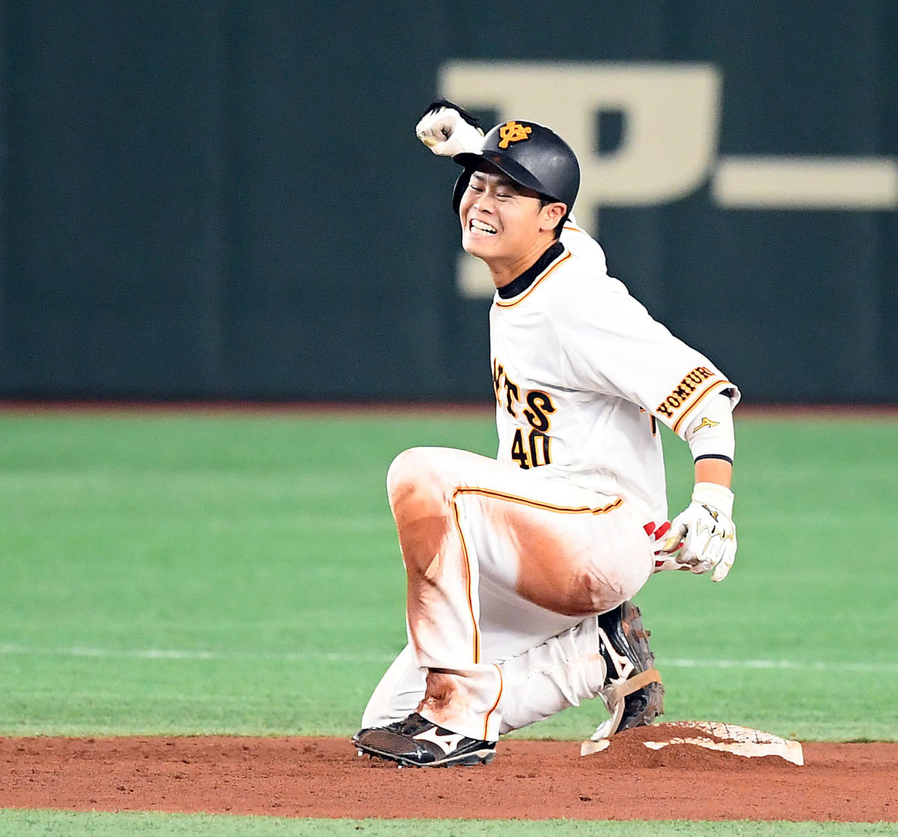 巨人対広島　7回裏巨人1死二塁、勝ち越しの適時打を放ちガッツポーズを決める中山（撮影・たえ見朱実）