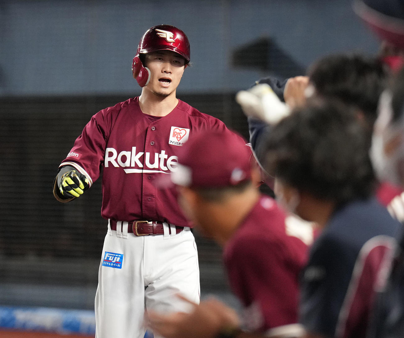 ロッテ対楽天　5回表楽天2死、右越えソロ本塁打を放った西川はナインと笑顔でハイタッチ（撮影・鈴木みどり）
