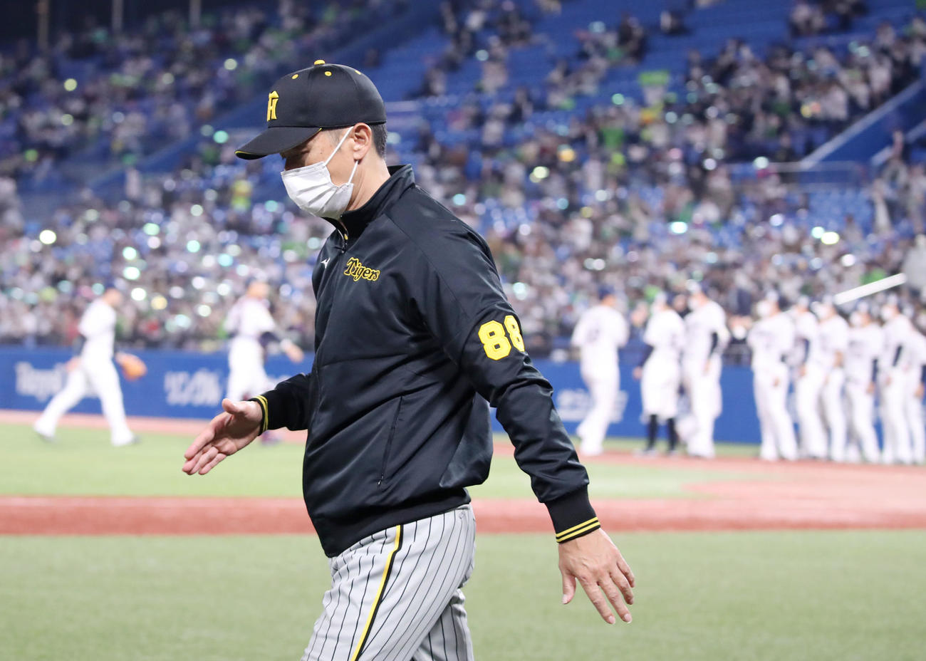 ヤクルト対阪神　ヤクルトに敗れ引き揚げる矢野監督（撮影・加藤哉）