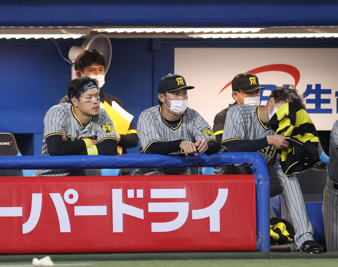 ヤクルト対阪神　9回表、ベンチに寄りかかり、ぶぜんとした表情の佐藤輝（左）（撮影・狩俣裕三）