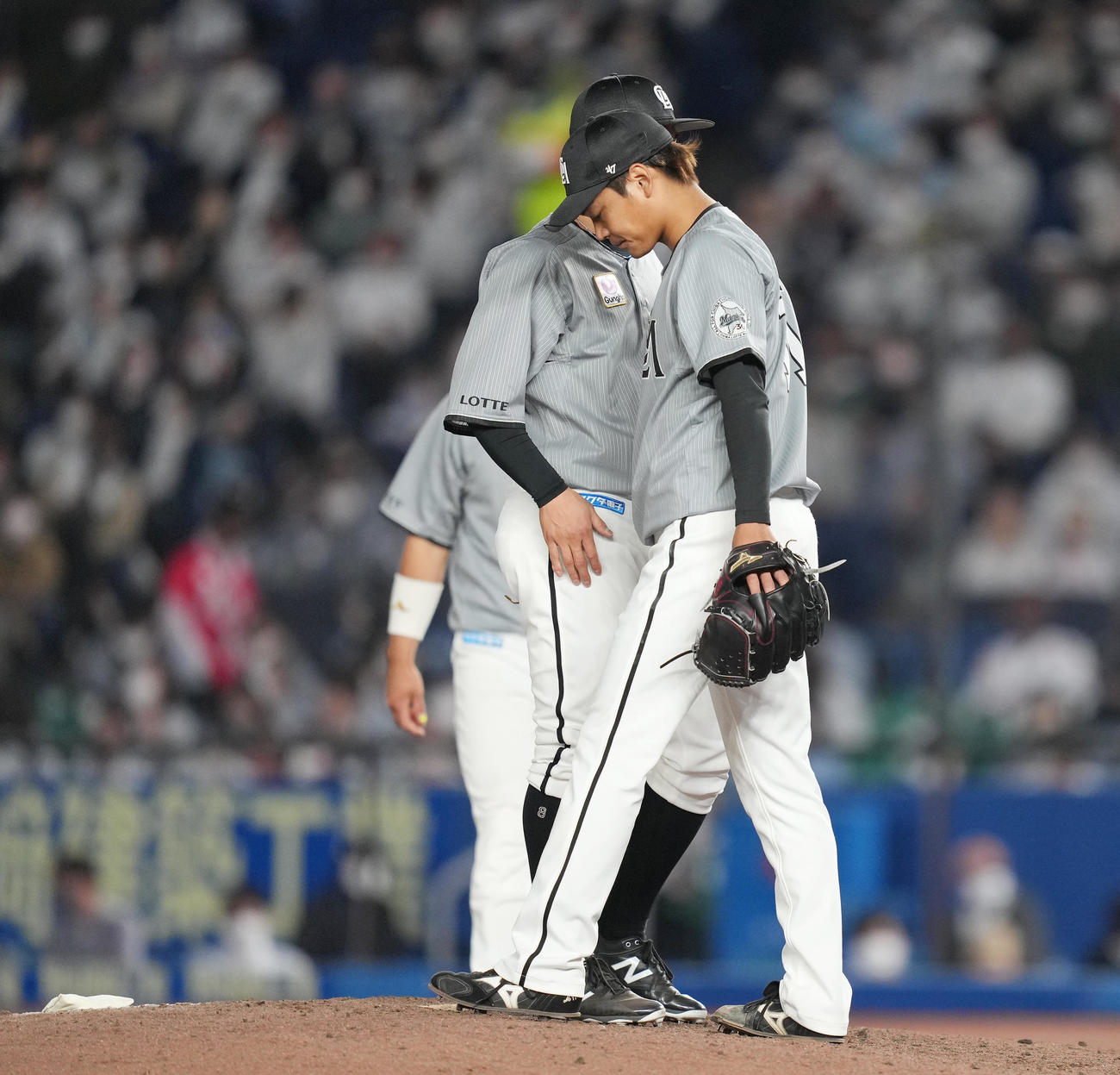 ロッテ対楽天　7回表楽天2死満塁、島内に押し出し四球を与えうつむく佐々木千（右）。このまま降板となる（撮影・鈴木みどり）