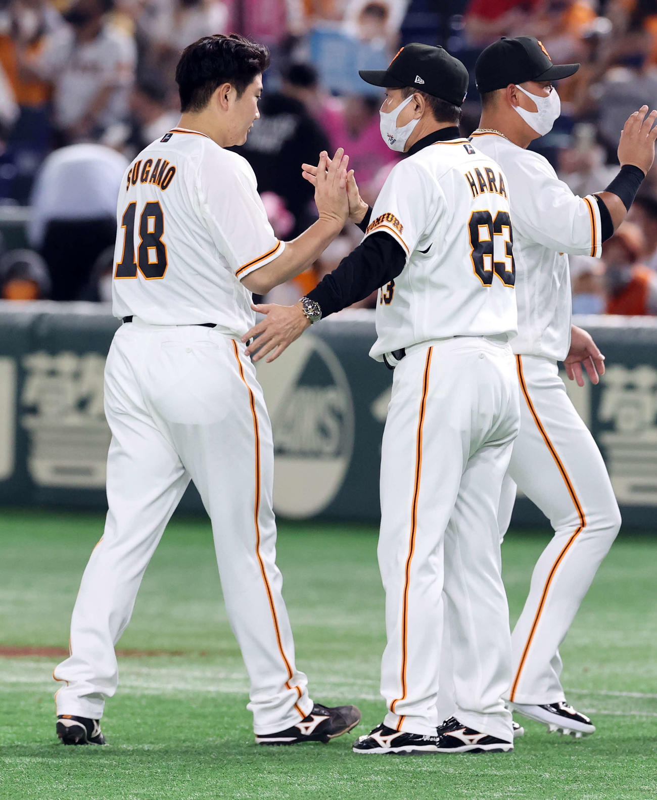 巨人対広島　5勝目を上げた巨人菅野（左）を労う原監督（撮影・浅見桂子）