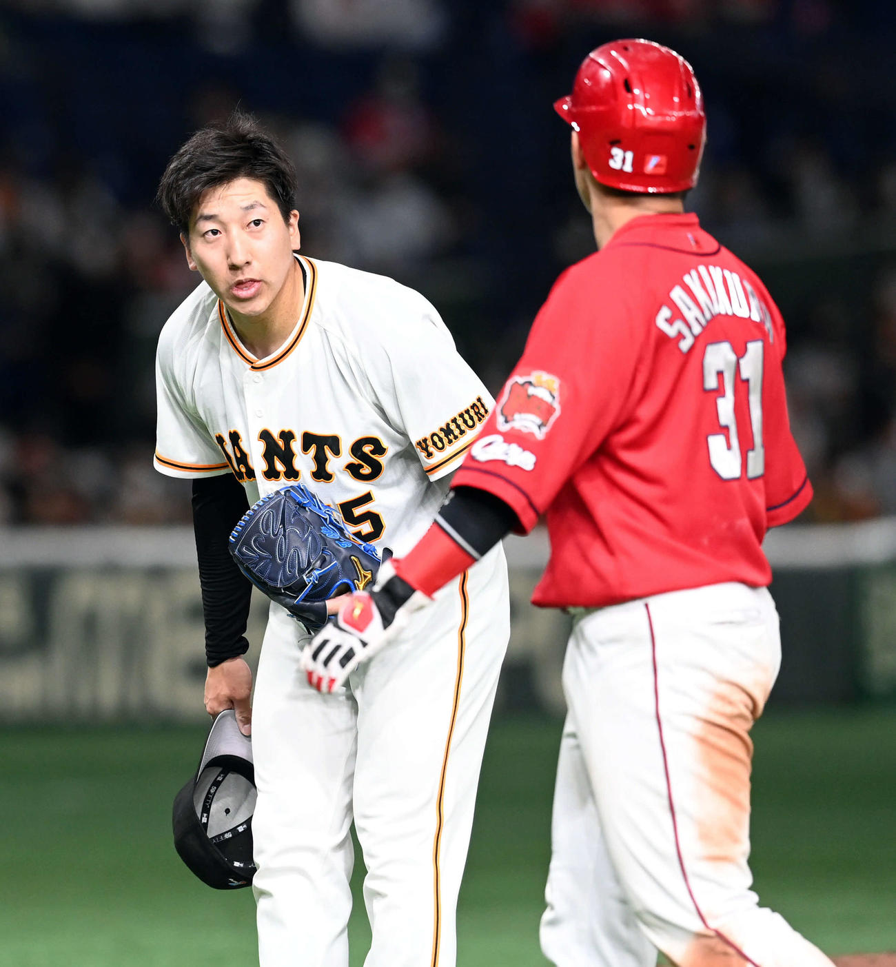 巨人対広島　試合終了後、死球を与えた広島坂倉（右）に誤る巨人大勢（撮影・たえ見朱実）