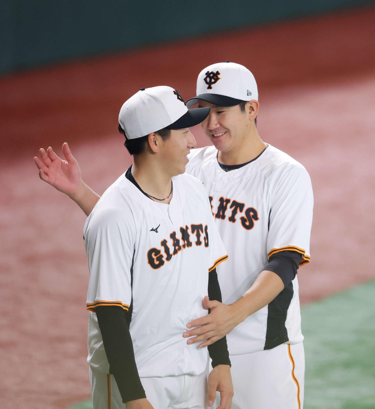 巨人対広島　試合前、言葉を交わす巨人大勢（左）と菅野（撮影・河田真司）
