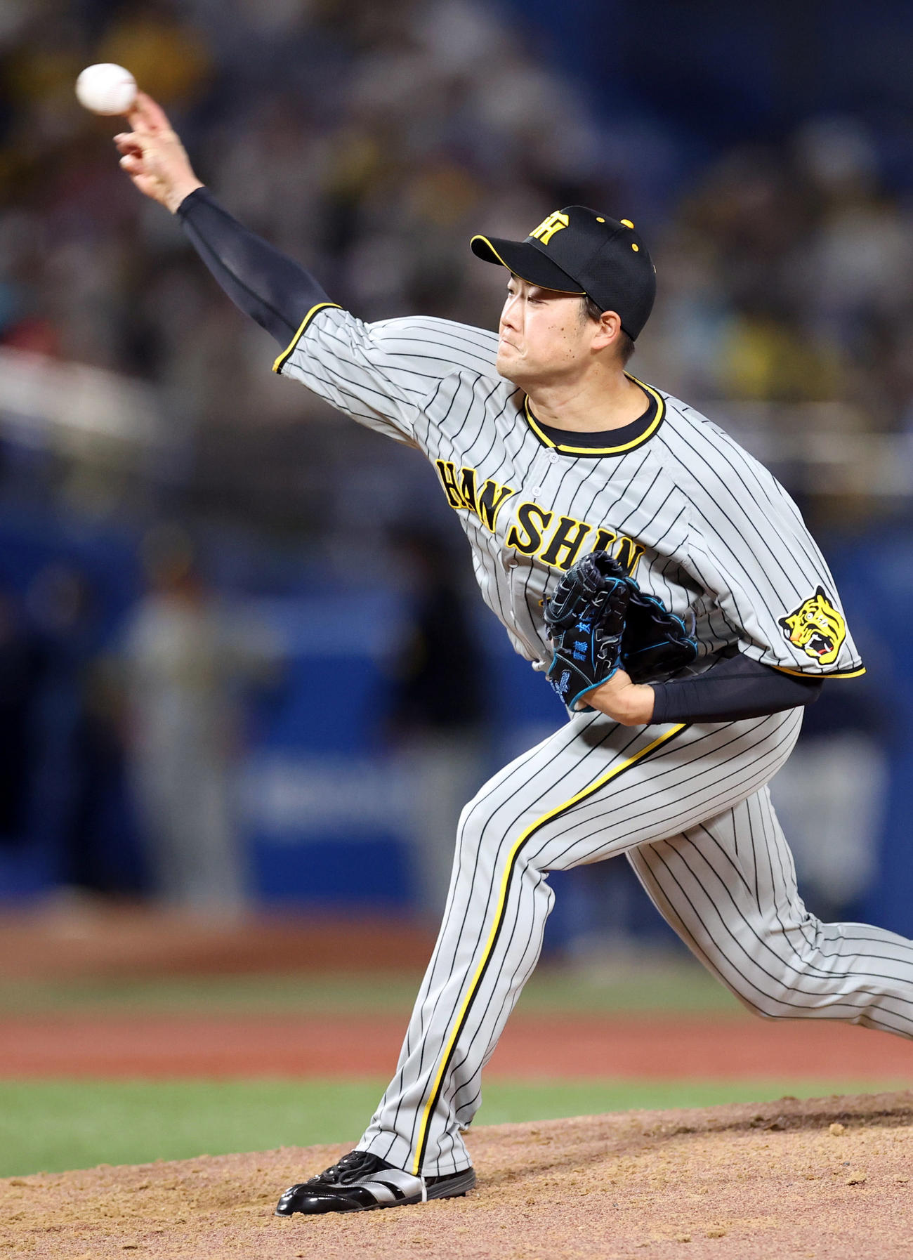 ヤクルト対阪神　8回裏から登板する斎藤（撮影・狩俣裕三）