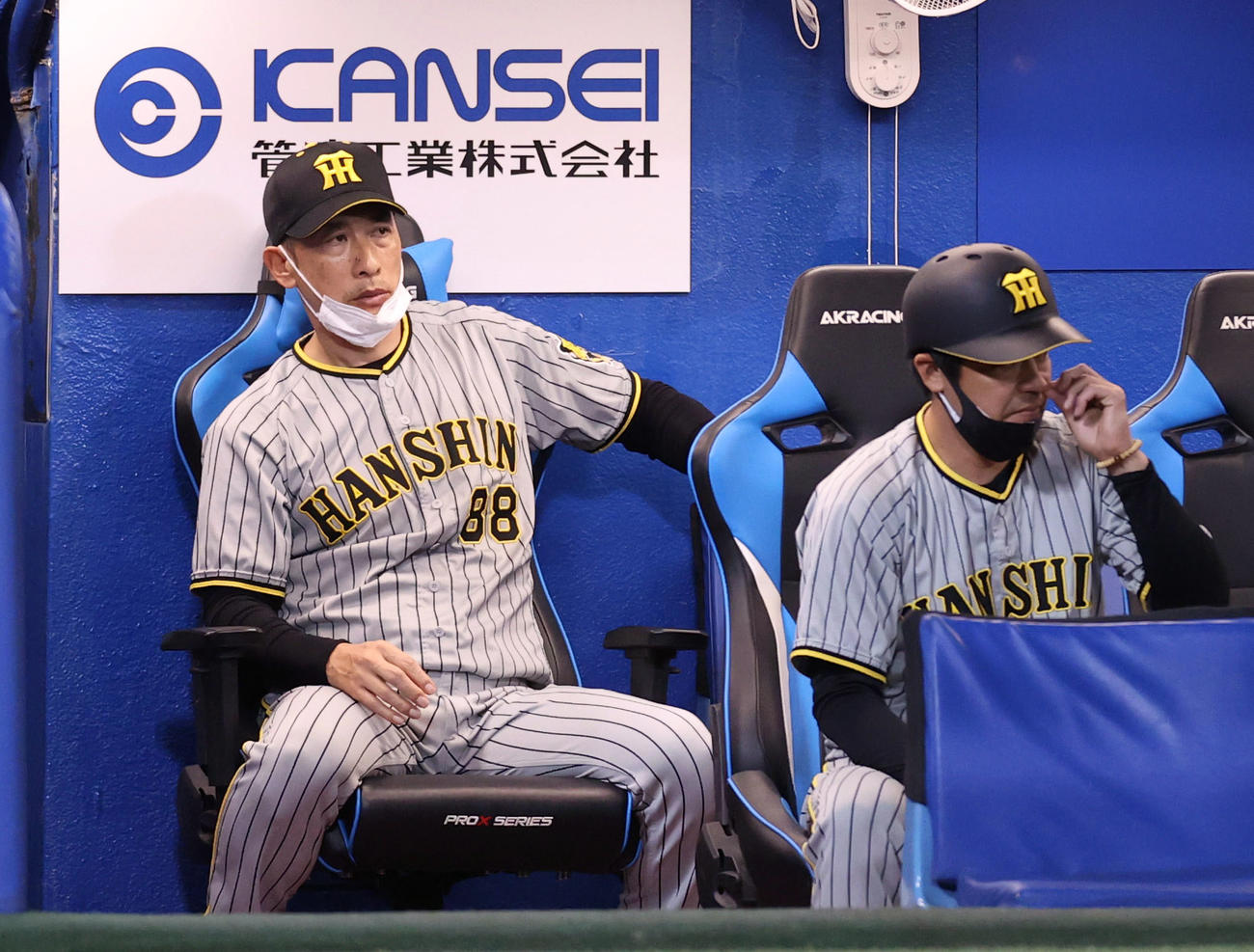 ヤクルト対阪神　7回裏を終え、ぶぜんとする矢野監督（左）（撮影・狩俣裕三）