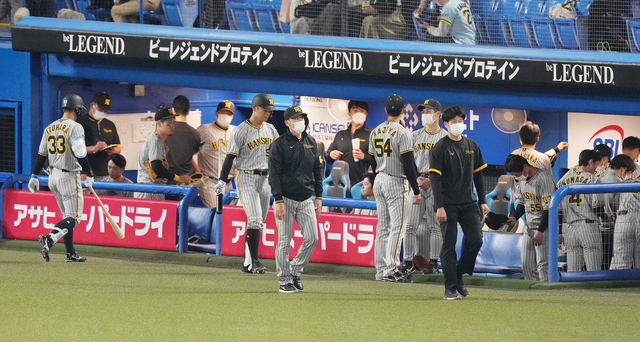 ヤクルトに敗れ、肩を落として引き揚げる矢野監督（中央）（撮影・菅敏）