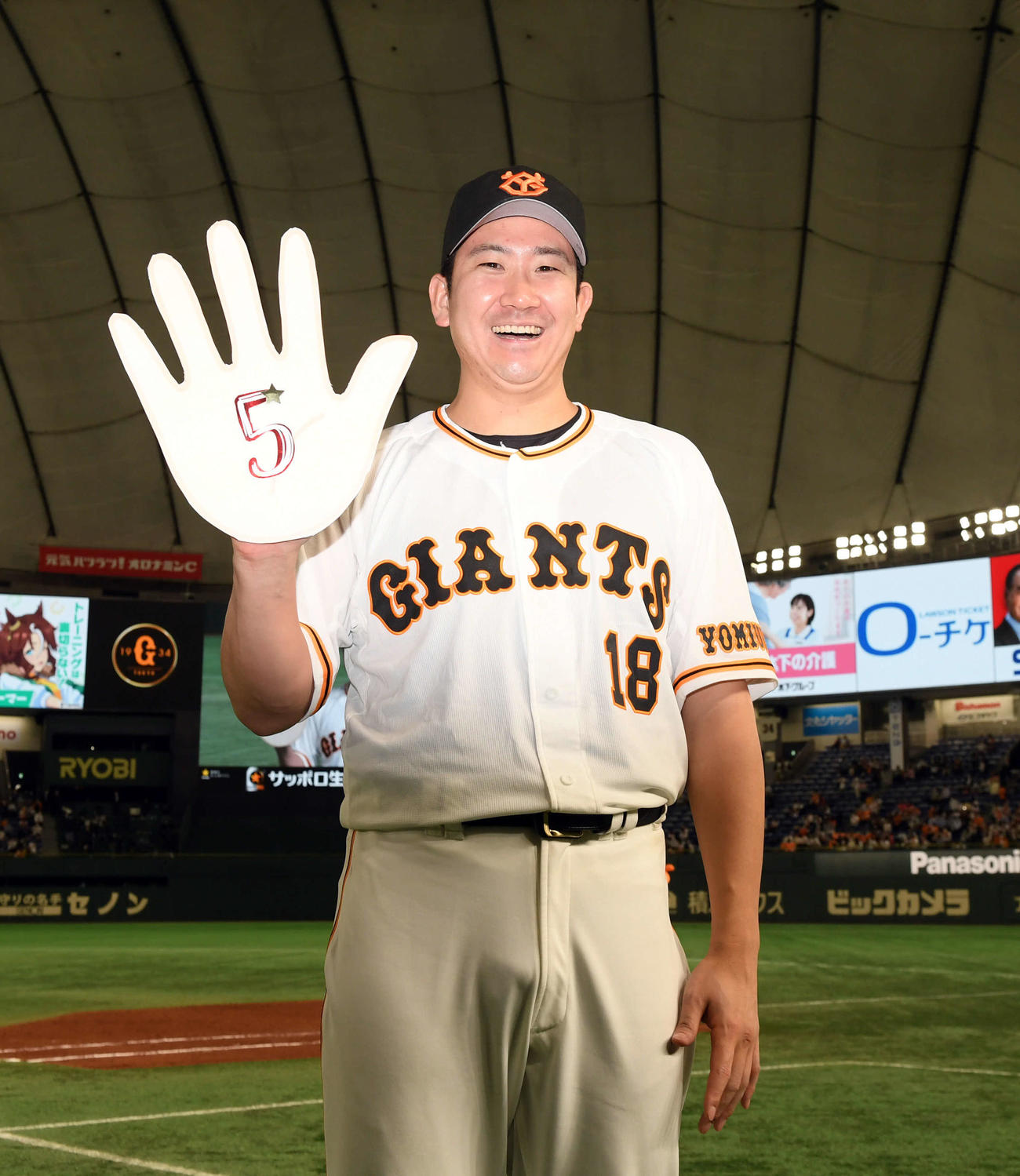 巨人対広島　今季5勝目を挙げた巨人菅野（撮影・たえ見朱実）