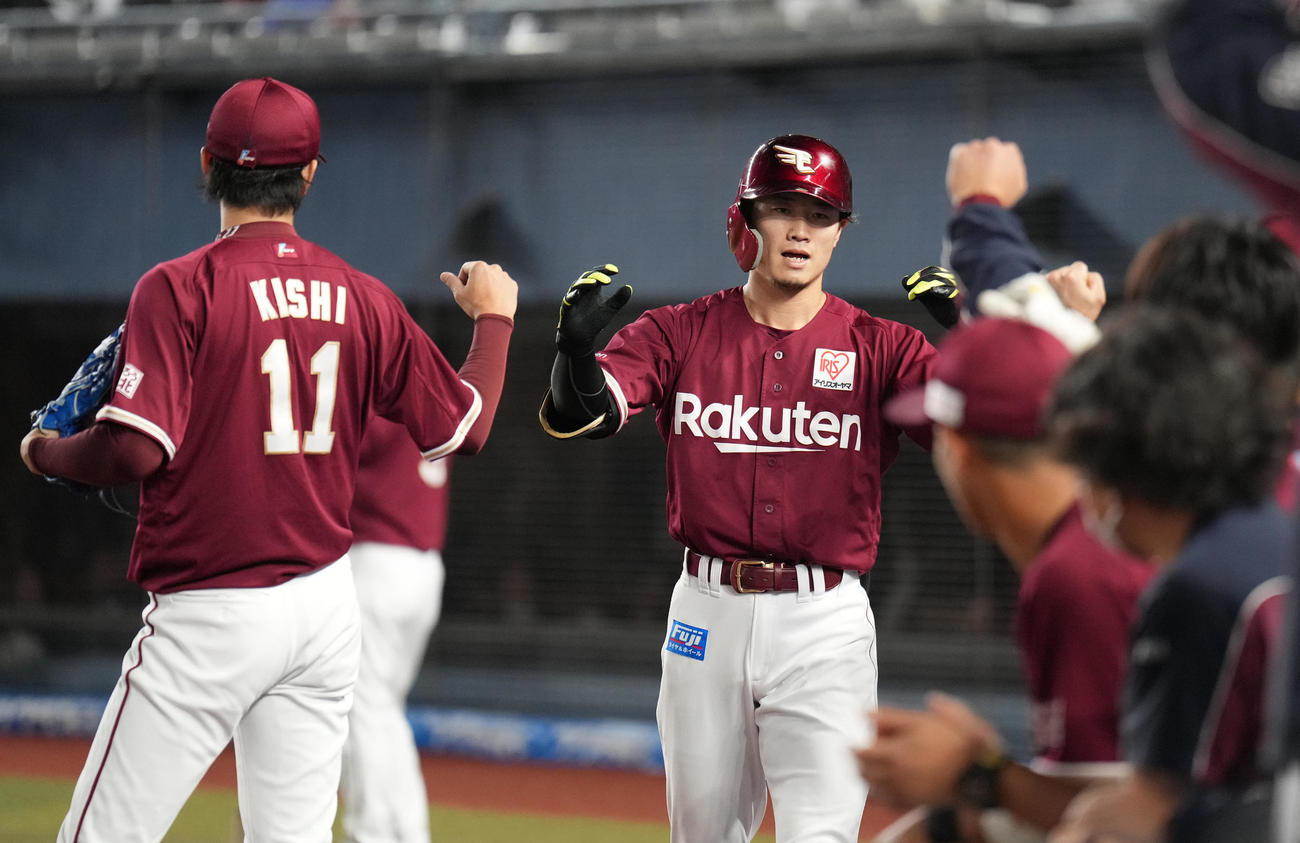 ロッテ対楽天　5回表楽天2死、右越えソロ本塁打の西川（中央）はナインと笑顔でハイタッチ。左は岸（撮影・鈴木みどり）