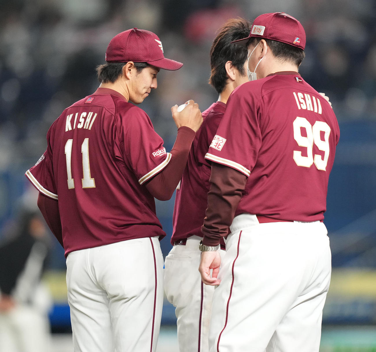 ロッテ対楽天　6回2失点で勝利投手の楽天岸（左）は石井GM兼監督にウイニングボールを渡す（撮影・鈴木みどり）