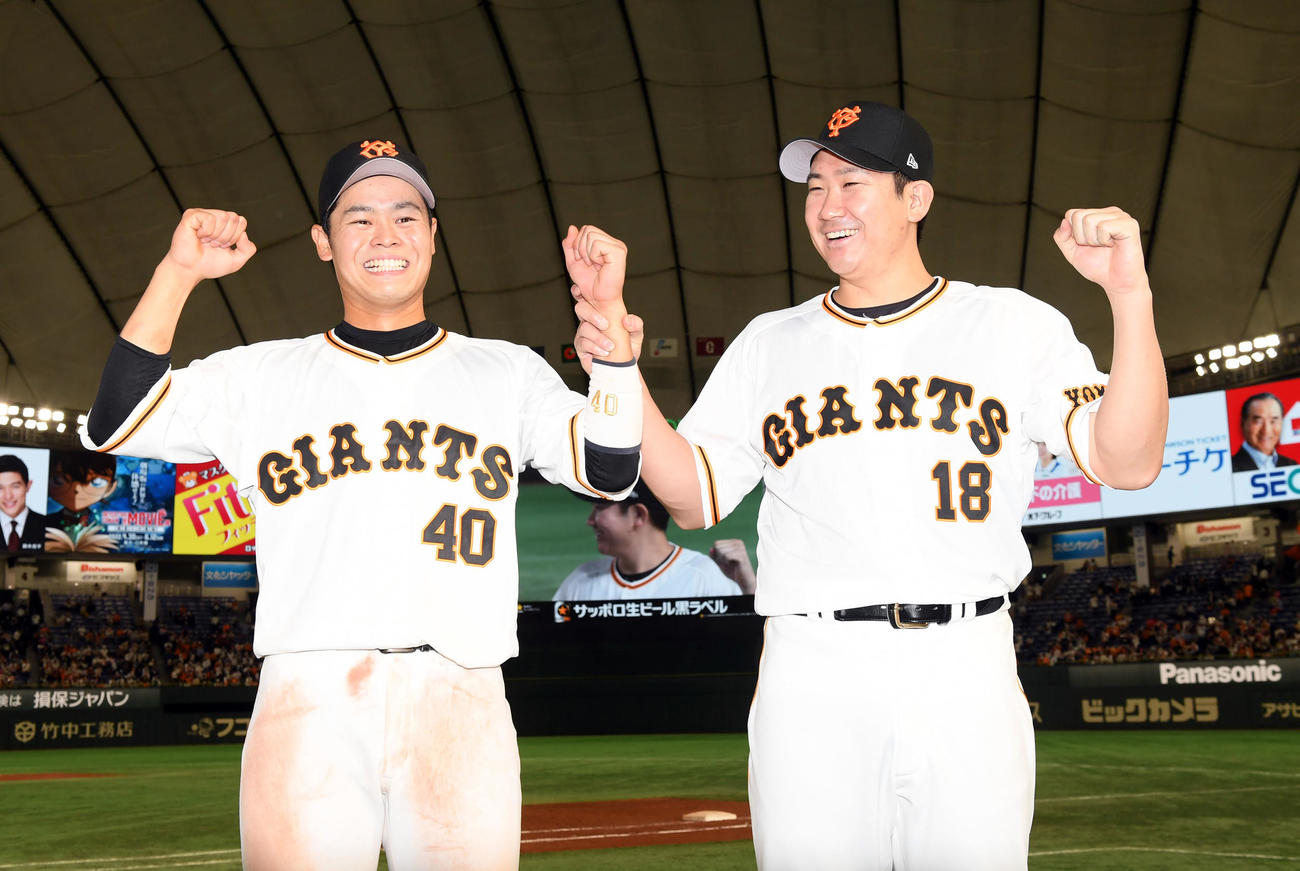 巨人対広島　今季5勝目を挙げた巨人菅野（右）は「打」のヒーロー中山と笑顔で記念撮影（撮影・たえ見朱実）