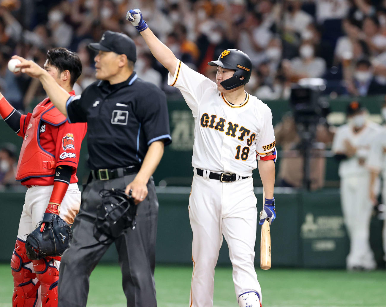 巨人対広島　7回裏巨人1死二塁、中山が勝ち越しの中前適時打を放ち、ガッツポーズする菅野（右）（撮影・浅見桂子）