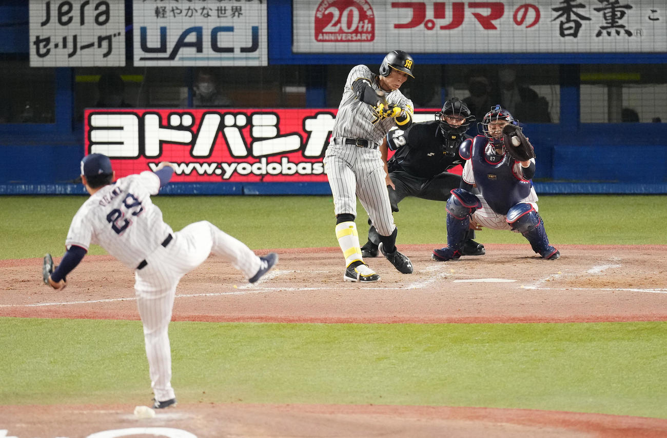 ヤクルト対阪神　4回表阪神2死二塁、空振りの三振に倒れる糸井。投手小川（撮影・菅敏）