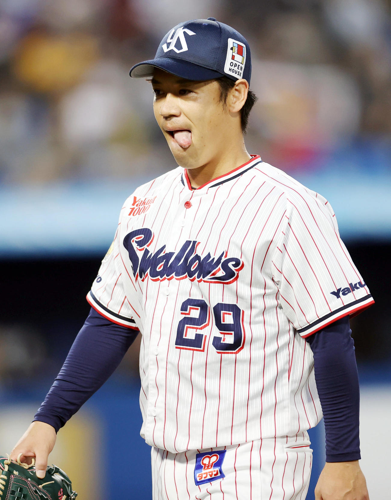 ヤクルト対阪神　3回表を抑え、舌を出し、ベンチに戻るヤクルト先発の小川（撮影・狩俣裕三）