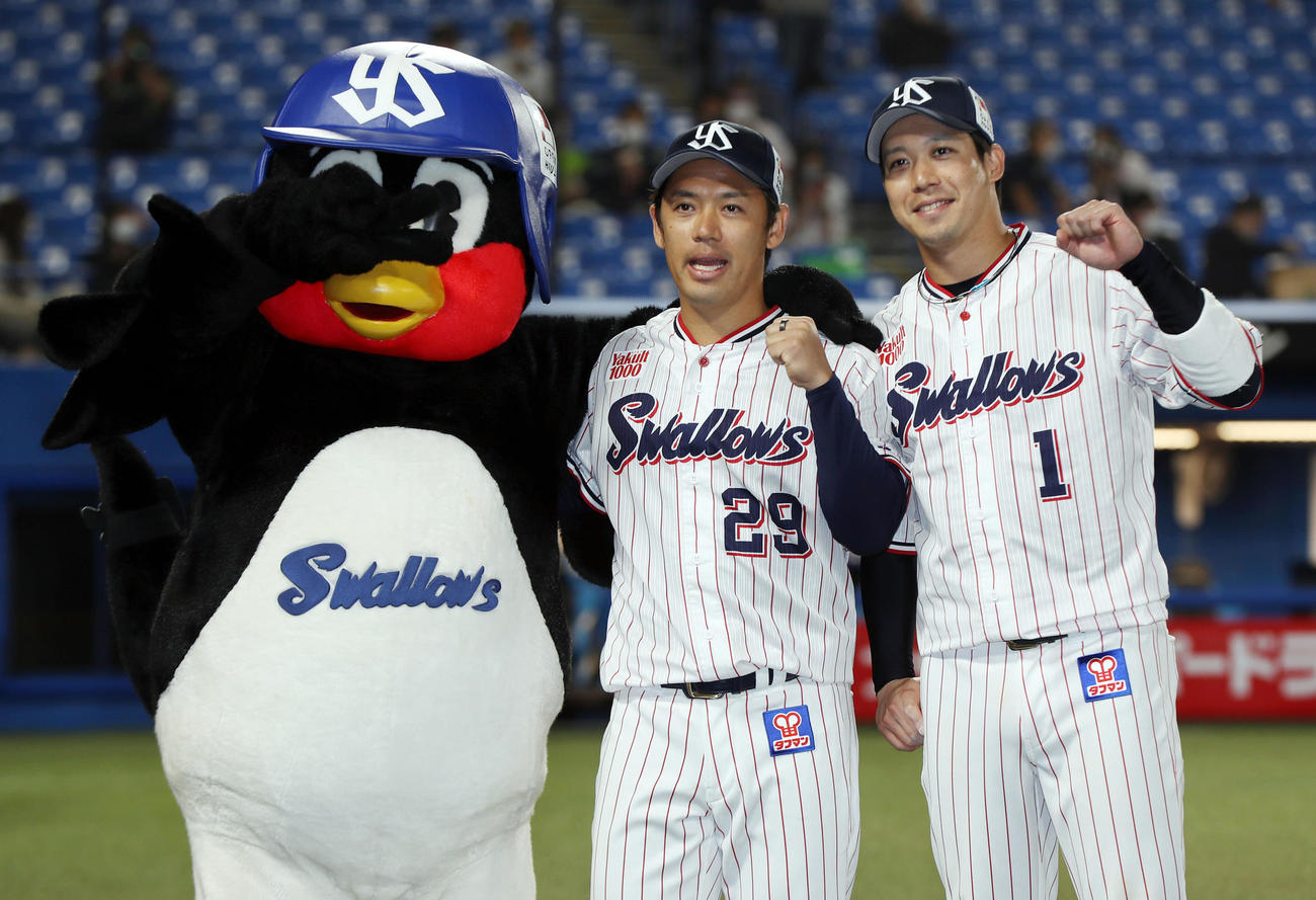 ヤクルト対阪神　ヒーローインタビュー後、記念撮影する、左からつば九郎、小川、山田（撮影・狩俣裕三）