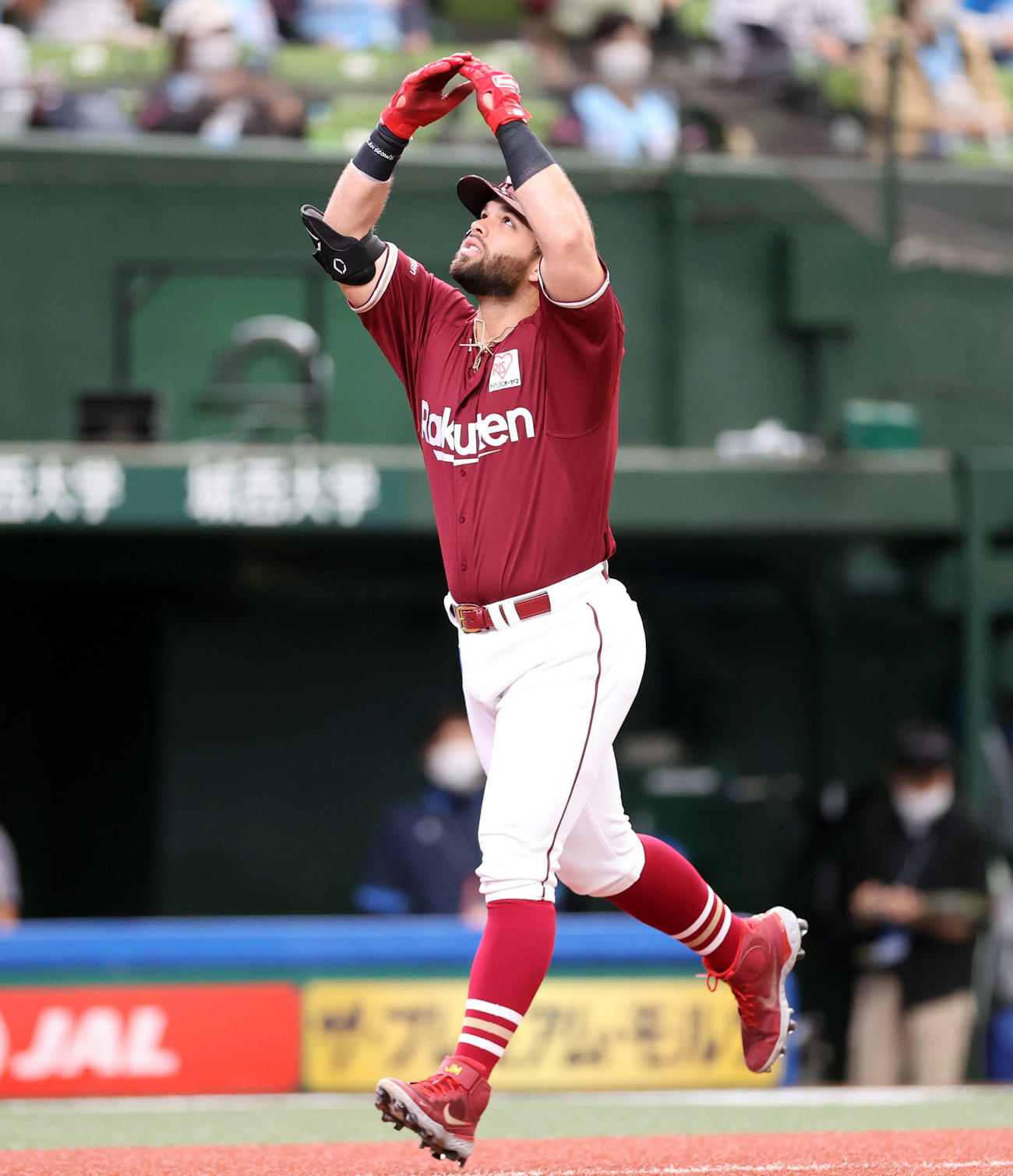 西武対楽天　4回表無死一塁、マルモレホスは右越え2点本塁打を放ち。本塁に向かいながらマルポーズ（撮影・浅見桂子）