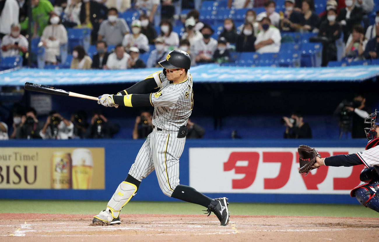 ヤクルト対阪神　4回表阪神1死、佐藤輝は右翼線に二塁打を放つ（撮影・加藤哉）