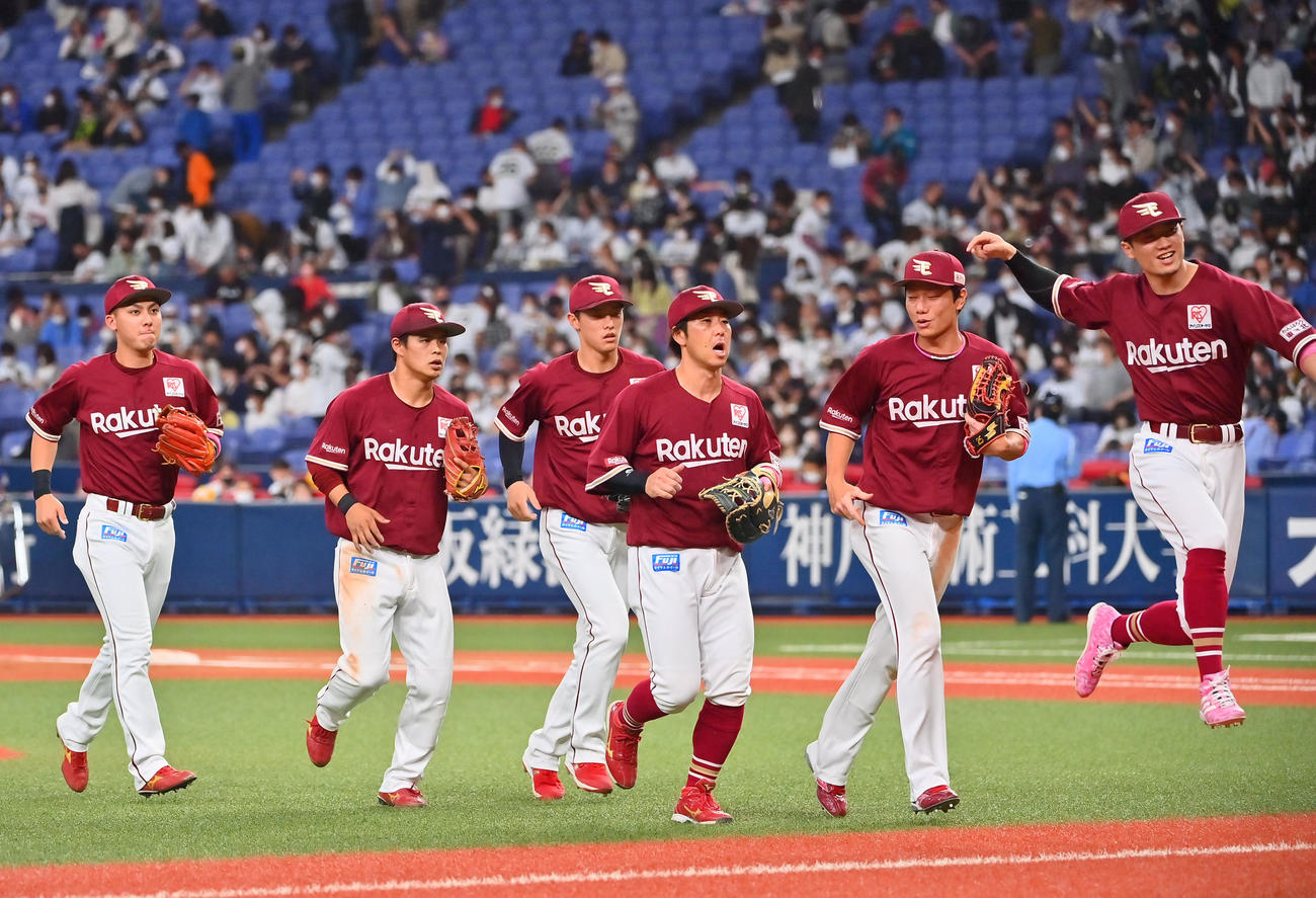オリックスに勝利しタッチを交わす楽天ナイン（2022年5月8日撮影）