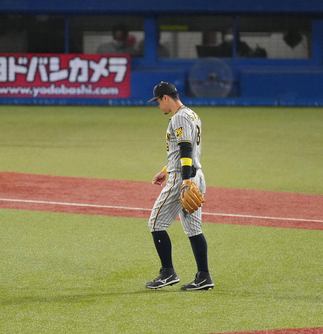 ヤクルト対阪神　8回裏ヤクルト2死、代打太田の打球を処理するも一塁へ悪送球し肩を落とす佐藤輝（撮影・菅敏）