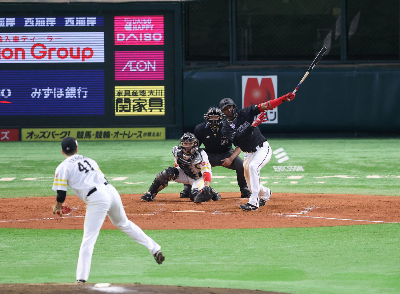 ソフトバンク対ロッテ　3回表ロッテ2死二、三塁、エチェバリアは左前に2点適時打を放つ（撮影・梅根麻紀）